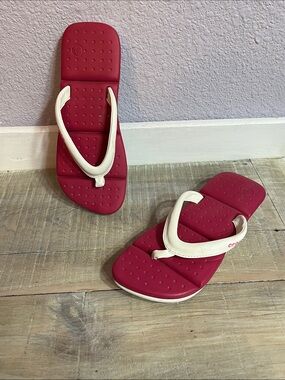 CROCS  Comfort Flip Flops in Pink with white trim Sz 7